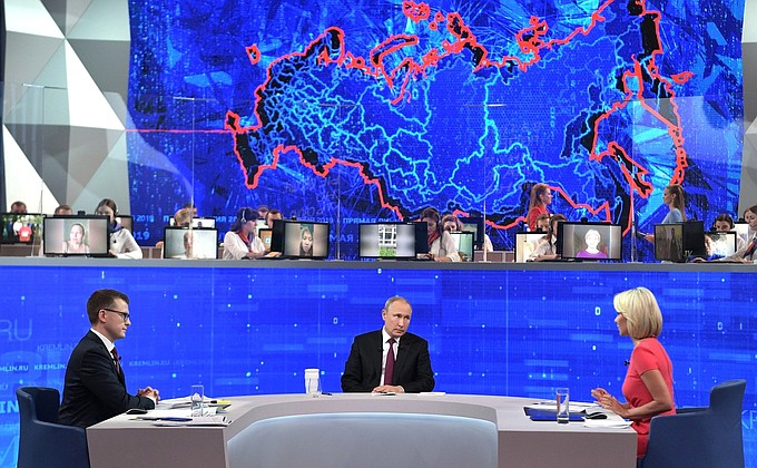 Владимир Путин четыре часа отвечал на вопросы граждан во время "Прямой линии"