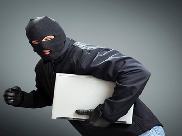Безрассудство закончилось судом: новотройчанин украл ноутбук из здания ГИБДД