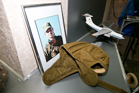 Десантный шлем Александра Прохоренко передан в музей ветеранов локальных войн в Оренбурге