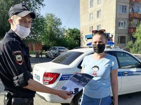 Полицейские Новотроицка весь день доносили горожанам разницу между сотрудниками банка и мошенниками