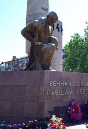Митинг у памятника "Вечно живым" 
