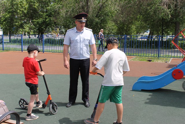 В Новотроицке полицейские работали на детских площадках