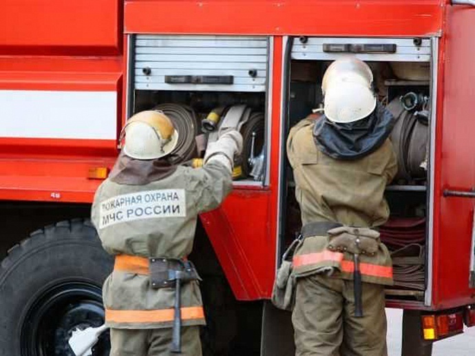 В Новотроицке пожарные больше часа тушили возгорание на переулке Гвардейца труда