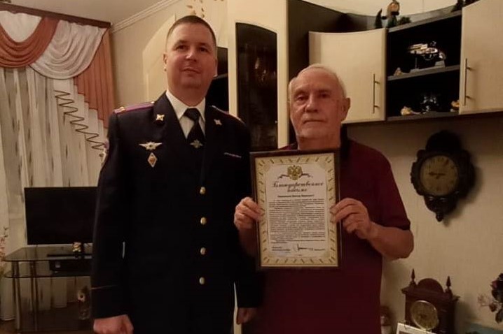 В Новотроицке поздравили ветерана МВД с 99-ой годовщиной образования службы участковых полиции