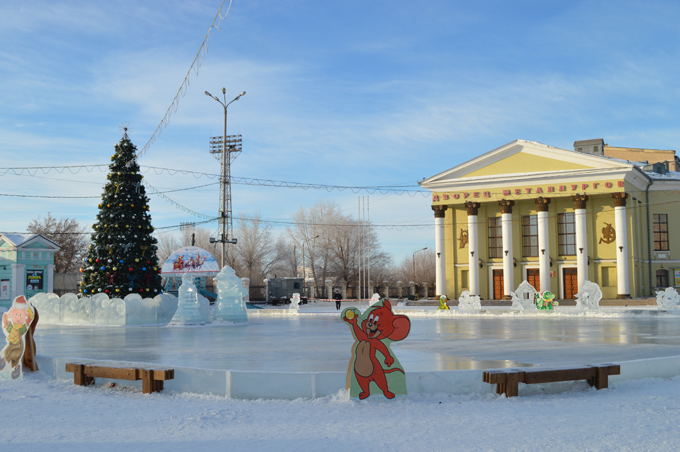 На площади Металлургов сотрудники Уральской Стали приступили к возведению зимнего городка