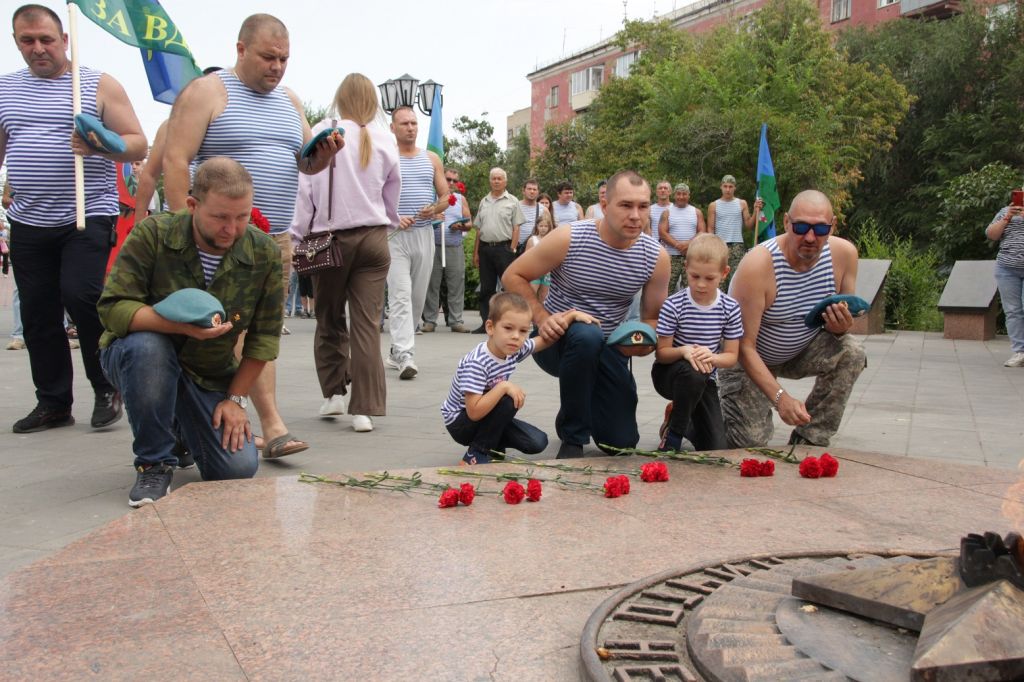 Новотроицк день. Улица день. Открытие памятника в городе Новотроицке. День металлурга 2022 в Новотроицке. Балей Новотроицк отпраздновал.