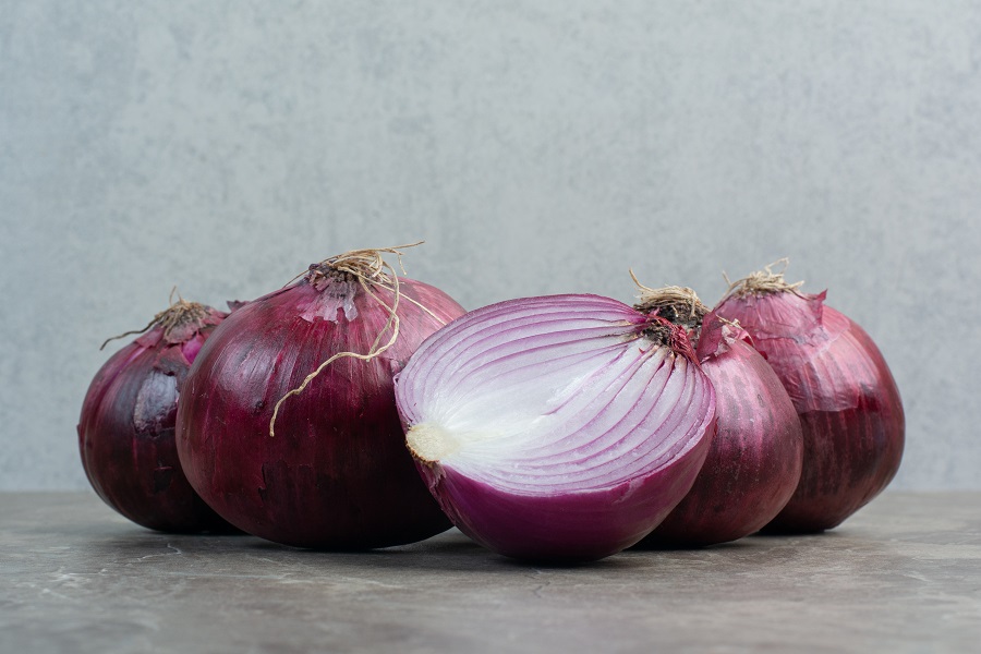 red-onion-bulbs-on-marble-background-high-quality-photo.jpg