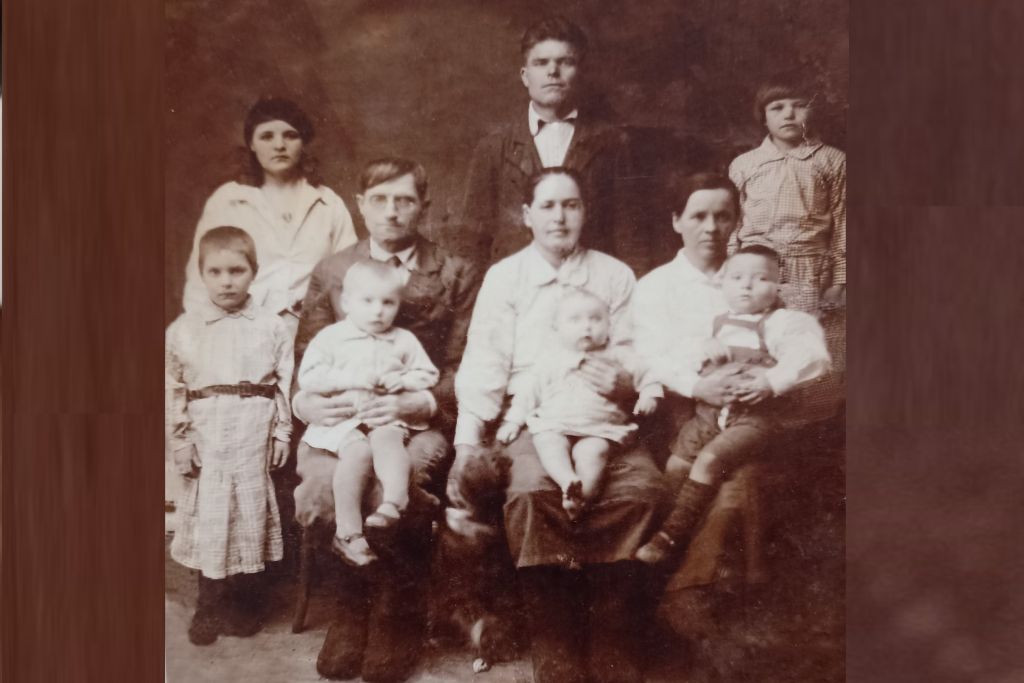 семья 1949 год, Галина - вторая слева ( ребенок на руках у мужчины).jpg