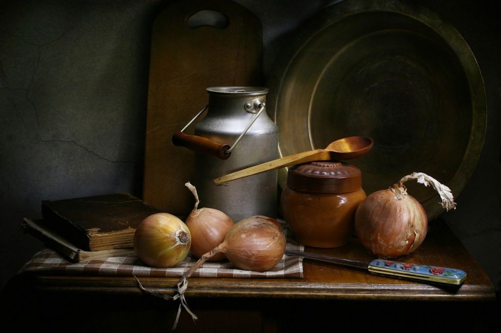 still-life-with-onions-g7e41329e0_1280.jpg