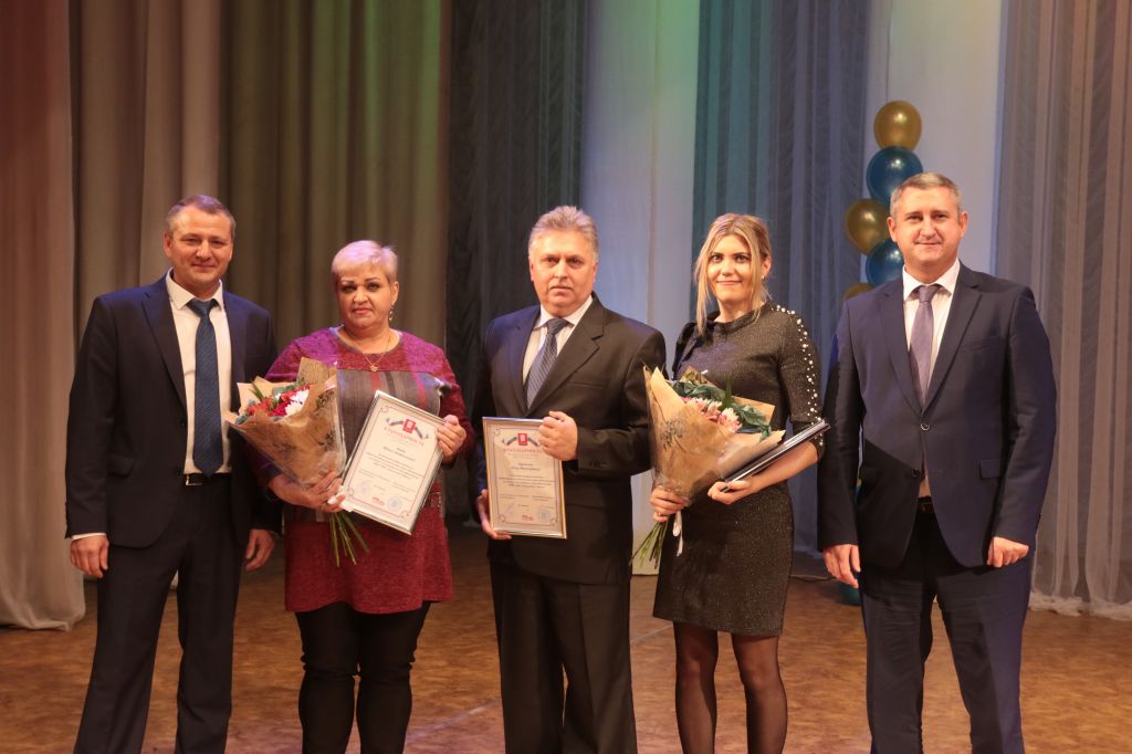 Благодарности от главы города вручили трем сотрудникам Уральского Стража.JPG