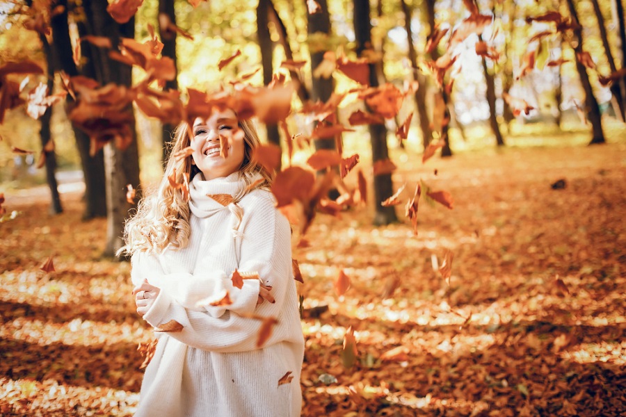 elegant-girl-in-a-sunny-autumn-park.jpg
