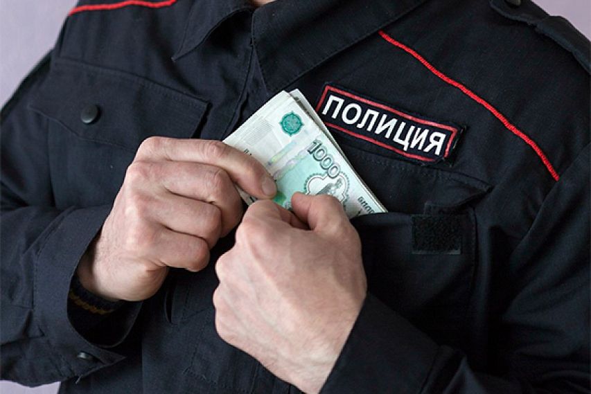 В Новотроицке задержали полицейского-взяточника из Орска