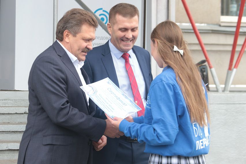 Металлурги Уральской Стали поздравили студентов базовых заведений с началом учебного года