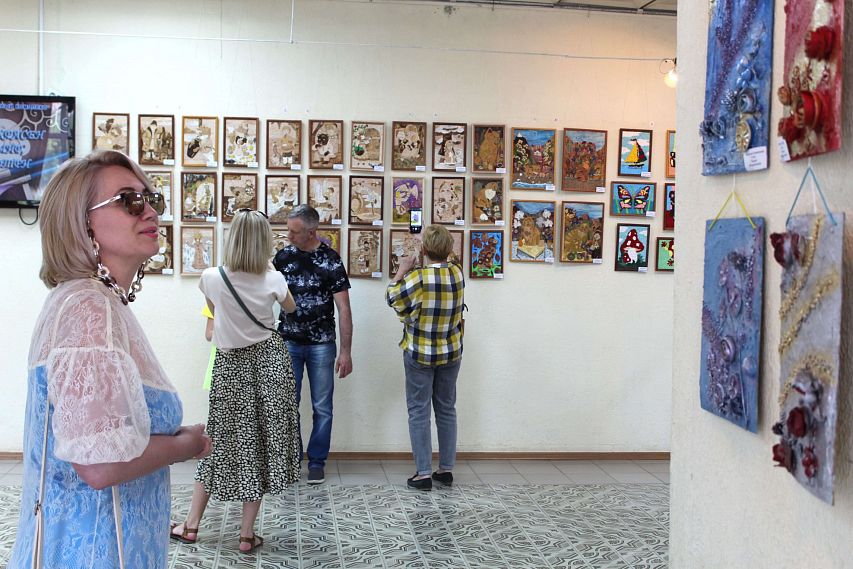 В Новотроицке открылась выставка работ воспитанников Центра развития творчества детей и юношества