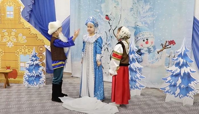 В садах Новотроицка ставят спектакли по мотивам национальных сказок 