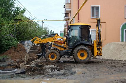 На центральной улице Новотроицка начали менять магистральный водовод