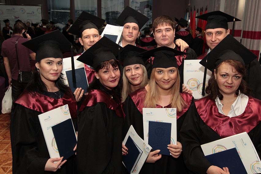 Заочникам НИТУ "МИСиС" вручили дипломы бакалавров