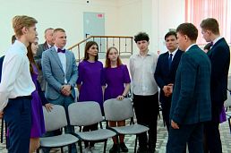 Металлурги рассказывают о перспективах работы на Уральской Стали ученикам выпускных классов