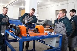 Учебные стенды, новейшие приборы: ремонтники Уральской Стали проходят курс по точному механическому техобслуживанию