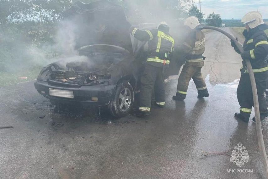 В Новотроицке пожарные потушили горящий автомобиль