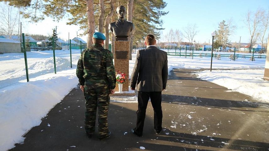 При поддержке Металлоинвеста делегаты новотроицкой организации ветеранов боевых действий посетили мемориал Александра Прохоренко