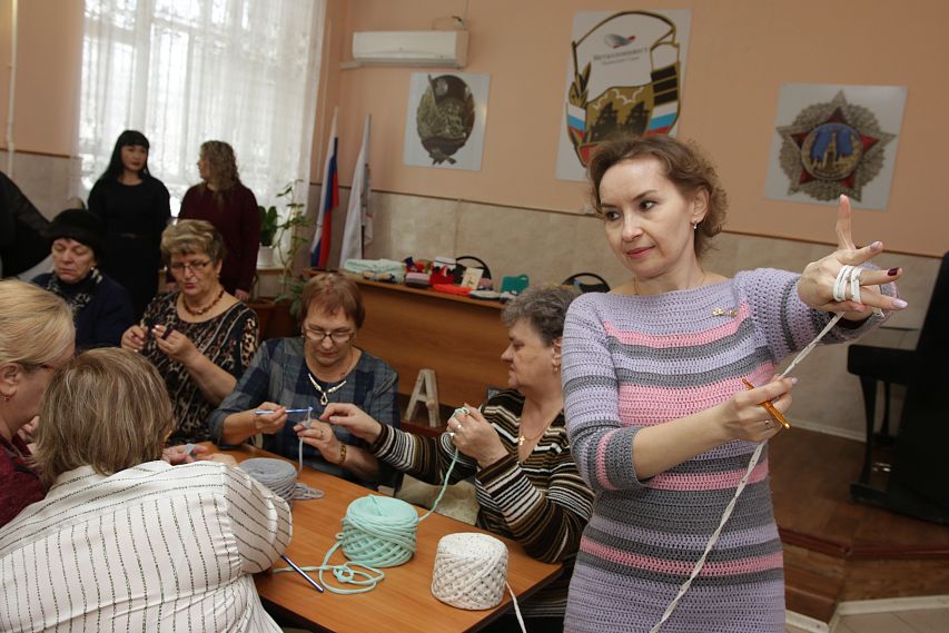 В Новотроицке заработали творческие мастерские для «серебряных» волонтеров