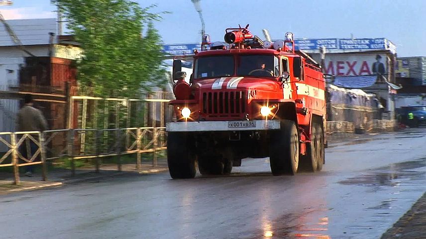 Огнеборцы Новотроицка потушили пожар в подъезде многоэтажки 
