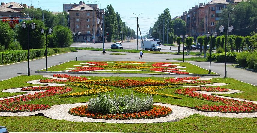 В Новотроицке появились новые клумбы и вазоны с цветами