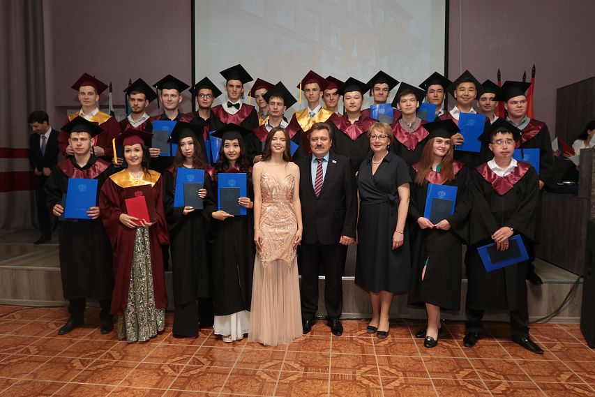 В Новотроицком филиале МИСиС состоялось вручение дипломов юбилейному выпуску молодых инженеров