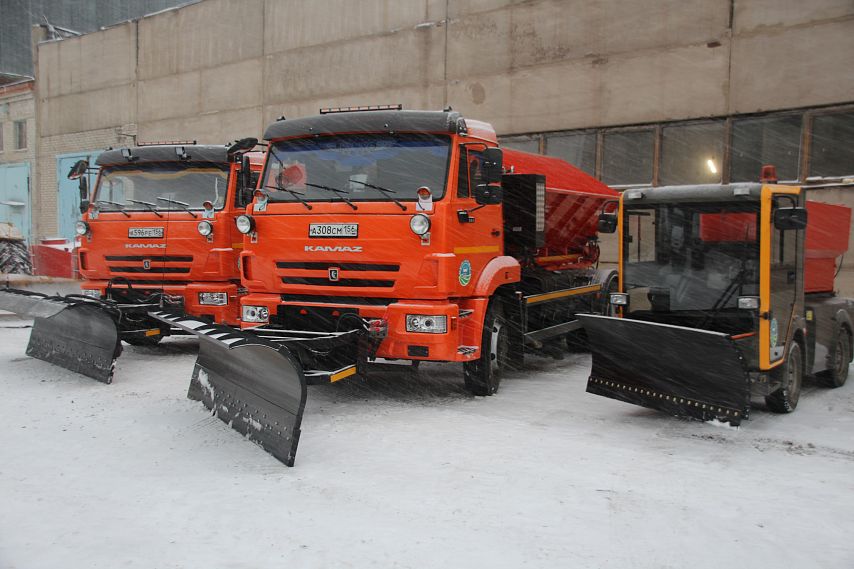 Коммунальщики Новотроицка показали технику для работ в городе зимой 