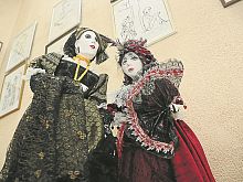 В музее Новотроицка проходит выставка исторического костюма орской художницы Дины Пугачёвой