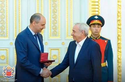 Губернатор Оренбуржья вручил директору новотроицкого завода государственную награду