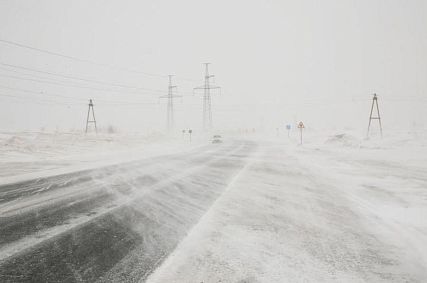 Из-за сильной метели временно перекрыли несколько дорог в Оренбургской области
