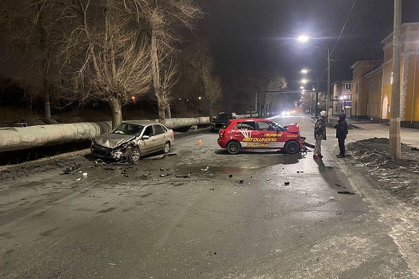 В Новотроицке лоб в лоб столкнулись два легковых автомобиля
