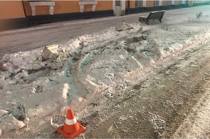 В Новотроицке машина снесла бетонный вазон и скрылась с места ДТП