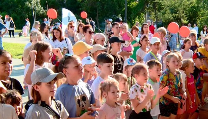 В Новотроицке на День металлурга прошёл масштабный детский праздник