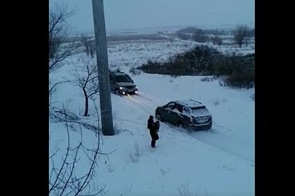 Инспекторы ДПС Новотроицка спасли водителя из кювета