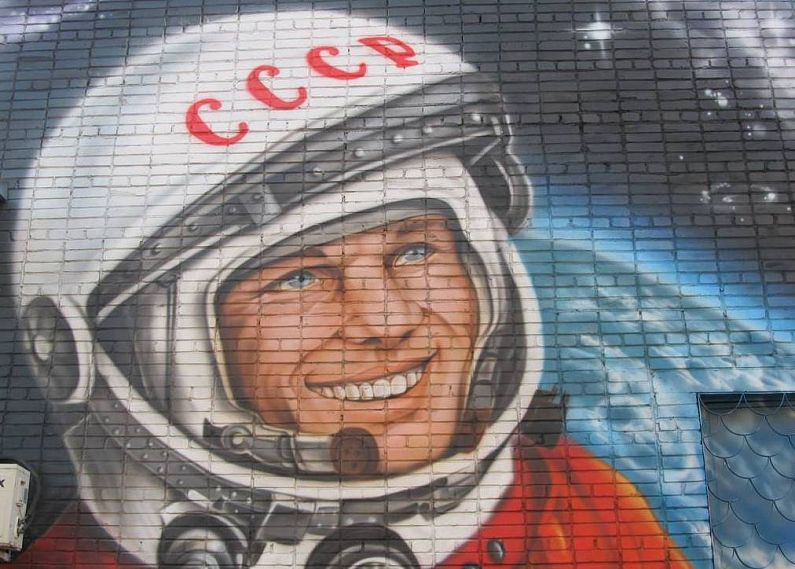 Рисунок гагарин в мире и россии. Портрет Юрия Гагарина на день космонавтики. Гагарин рисунок. Гагарин портрет для детей. Гагарин в скафандре.