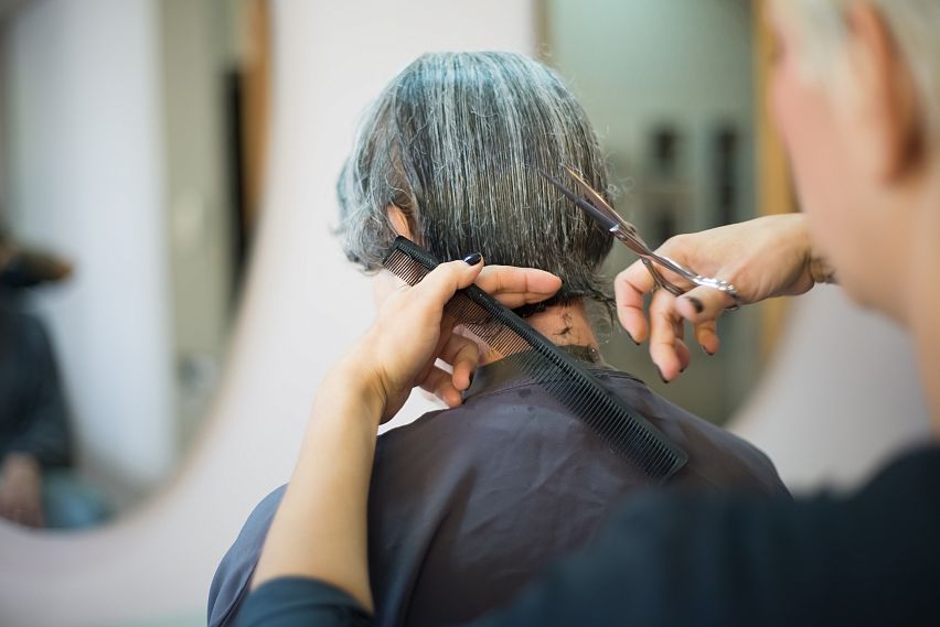 В Новотроицке второй год подряд работает бесплатная мини-парикмахерская для пенсионеров