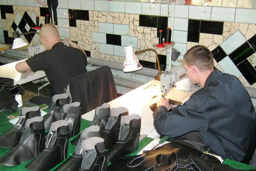 Заключенный новотроицкой ИК-3 судился с администрацией колонии из-за двух пар обуви
