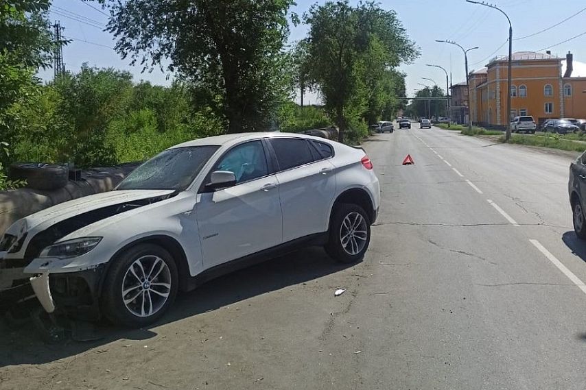 В Новотроицке BMW выехала на встречную полосу и врезалась в «Ладу»