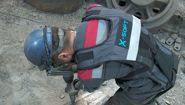 Работники фасонно-литейного цеха Уральской Стали испытывают промышленные экзоскелеты