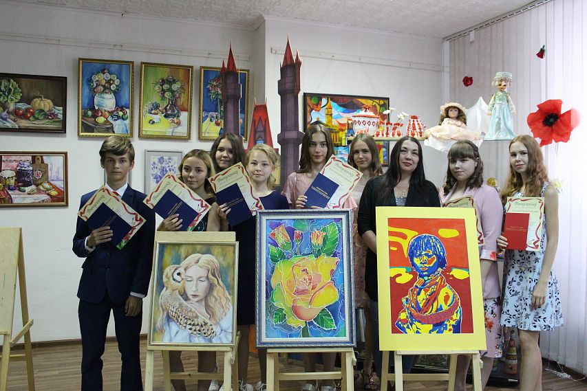 Юные художники Новотроицка защитили дипломные работы