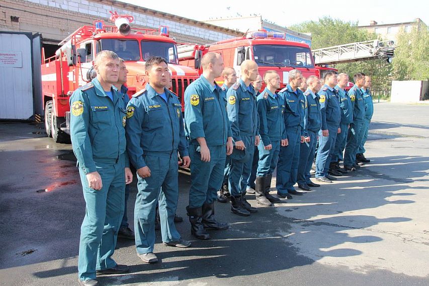 В Новотроицке за тушение степных пожаров наградили отличившихся огнеборцев