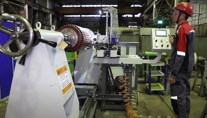 В электроэнергоремонтном цехе Уральской Стали служит робот-станок