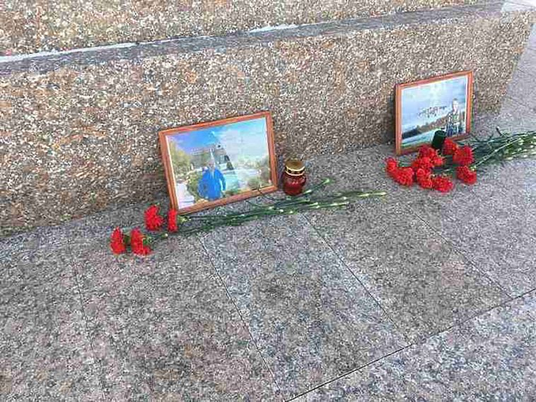 Жители Оренбурга возложили цветы к портрету Романа Филиппова