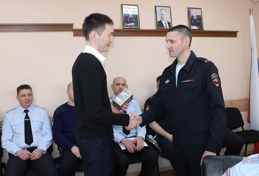 В Новотроицке наградили полицейского – победителя голосования «Герои 2021 года»