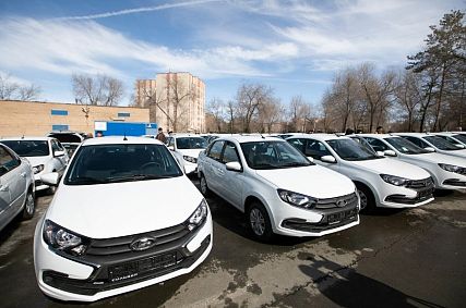 Больницы Новотроицка получили четыре новых автомобиля «Лада Гранта»