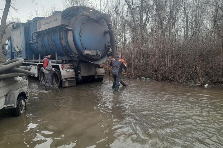 В Новотроицке в районе улицы Севастопольской произошёл перелив дамбы