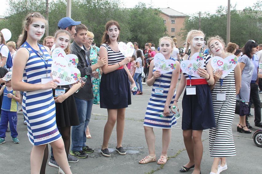 Все краски фестиваля #РАЗДВАЦВЕТ в Новотроицке на фото и видео 